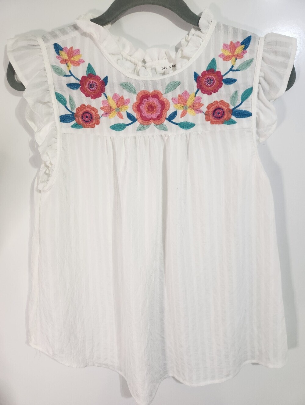 Blu Pepper White Sleeveless Embroidered Floral Top, Size Medium